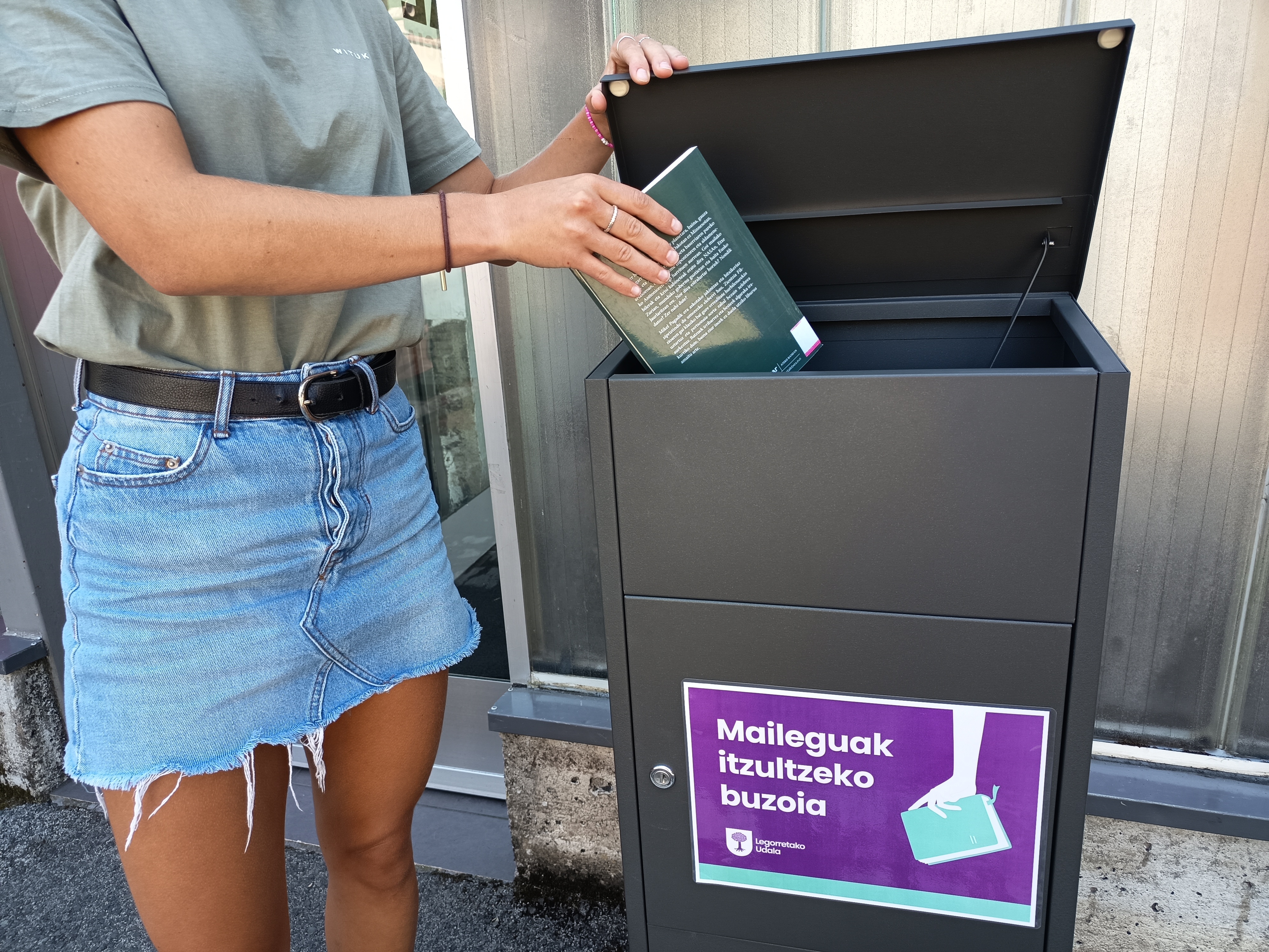 Maileguak itzultzeko buzoia jarri du Udal Liburutegiak