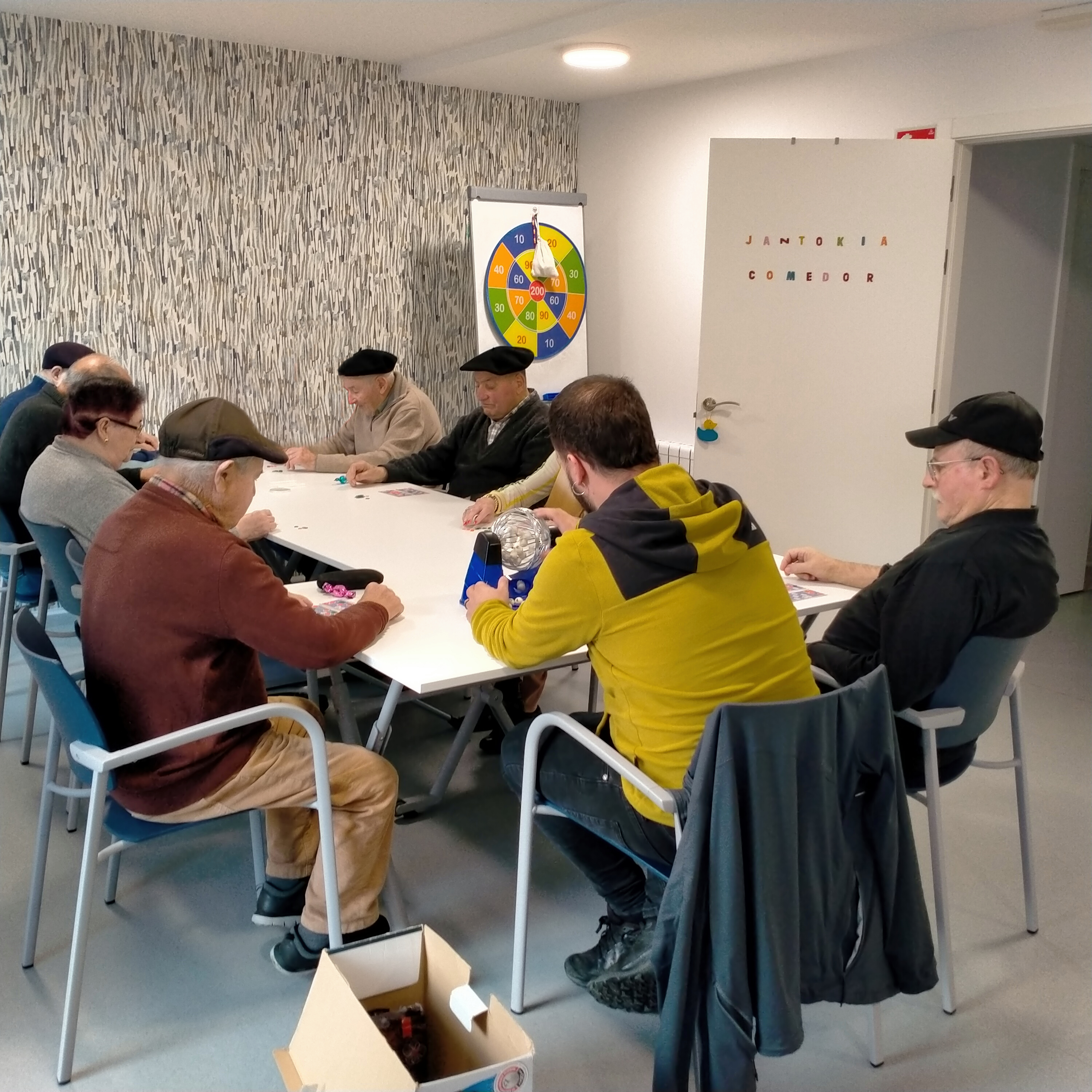 Ate irekiak eguneko arreta zerbitzuan
