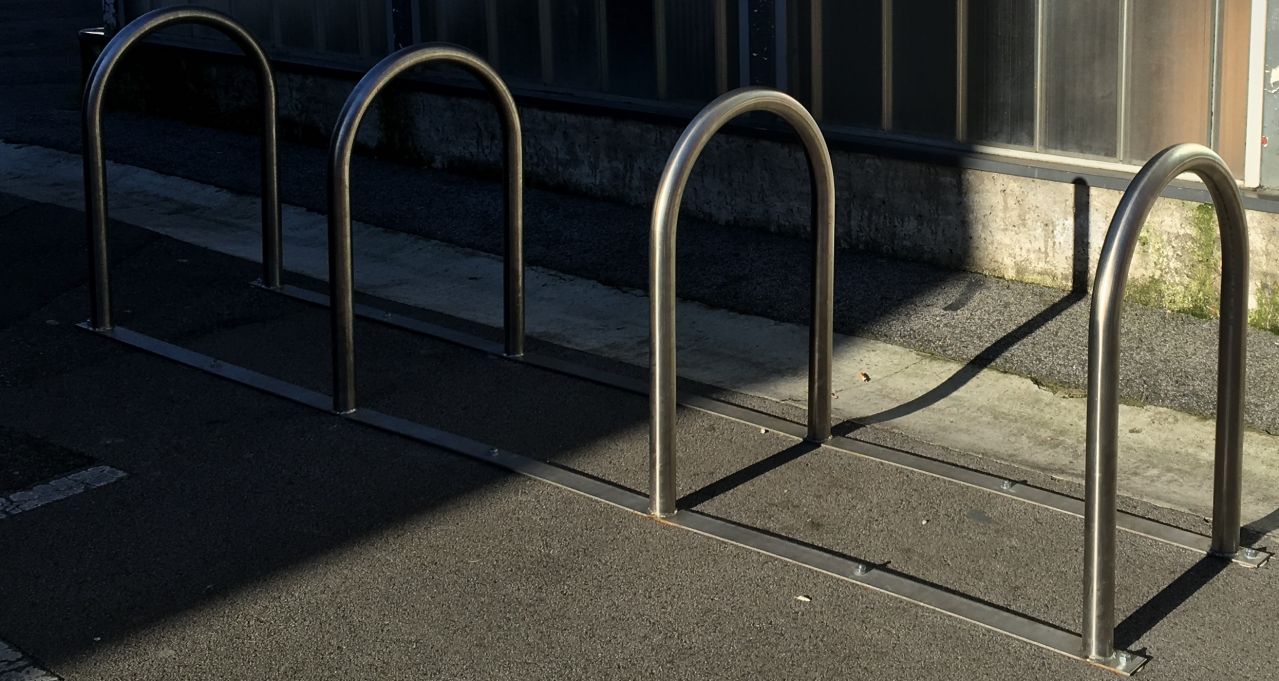 Bizikletentzako aparkalekuak eta umeei fardela aldatzeko txokoa