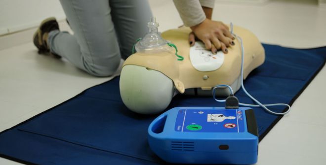 Curso para aprender a utilizar un desfibrilador