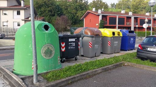 Irekita egongo dira errefusa, organiko eta pixoihalentzako edukiontziak