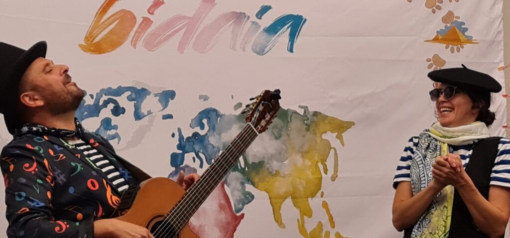 Perli eta Koxkoloren emanaldia izango da bihar Kultur Etxean