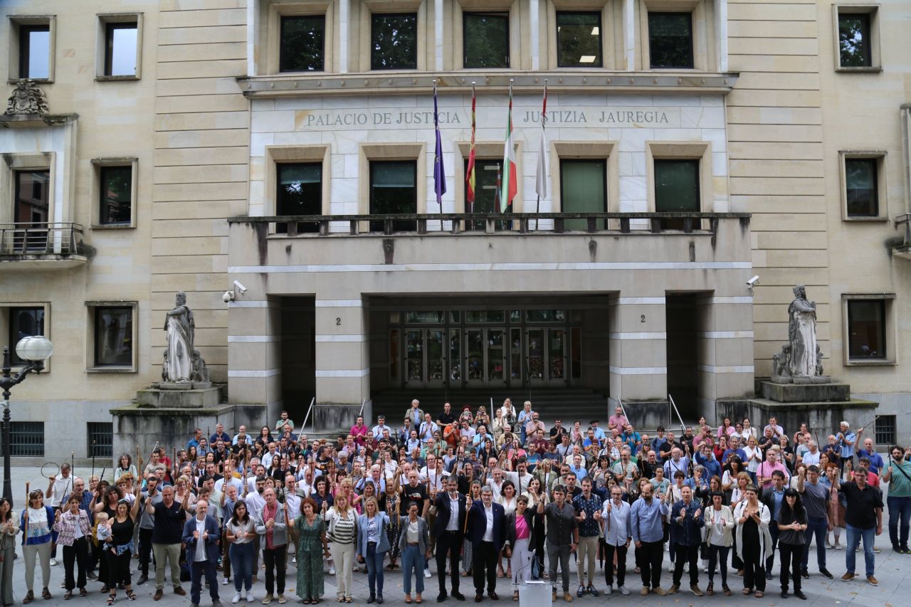 Legorretako Udalak Konstituzionalak Udal Legearen eta euskararen kontra emandako azken epaia salatzeko agerraldian parte hartu du