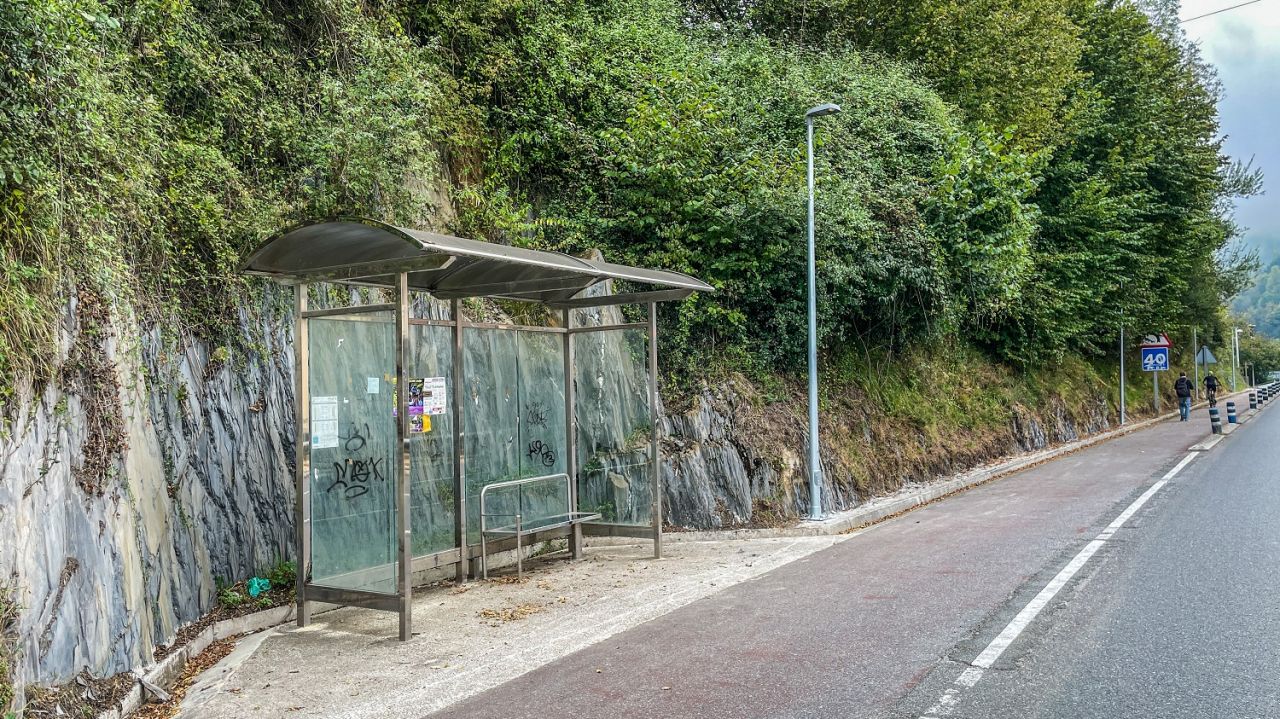 Lau farola jarri dira autobus geltokiaren inguruan