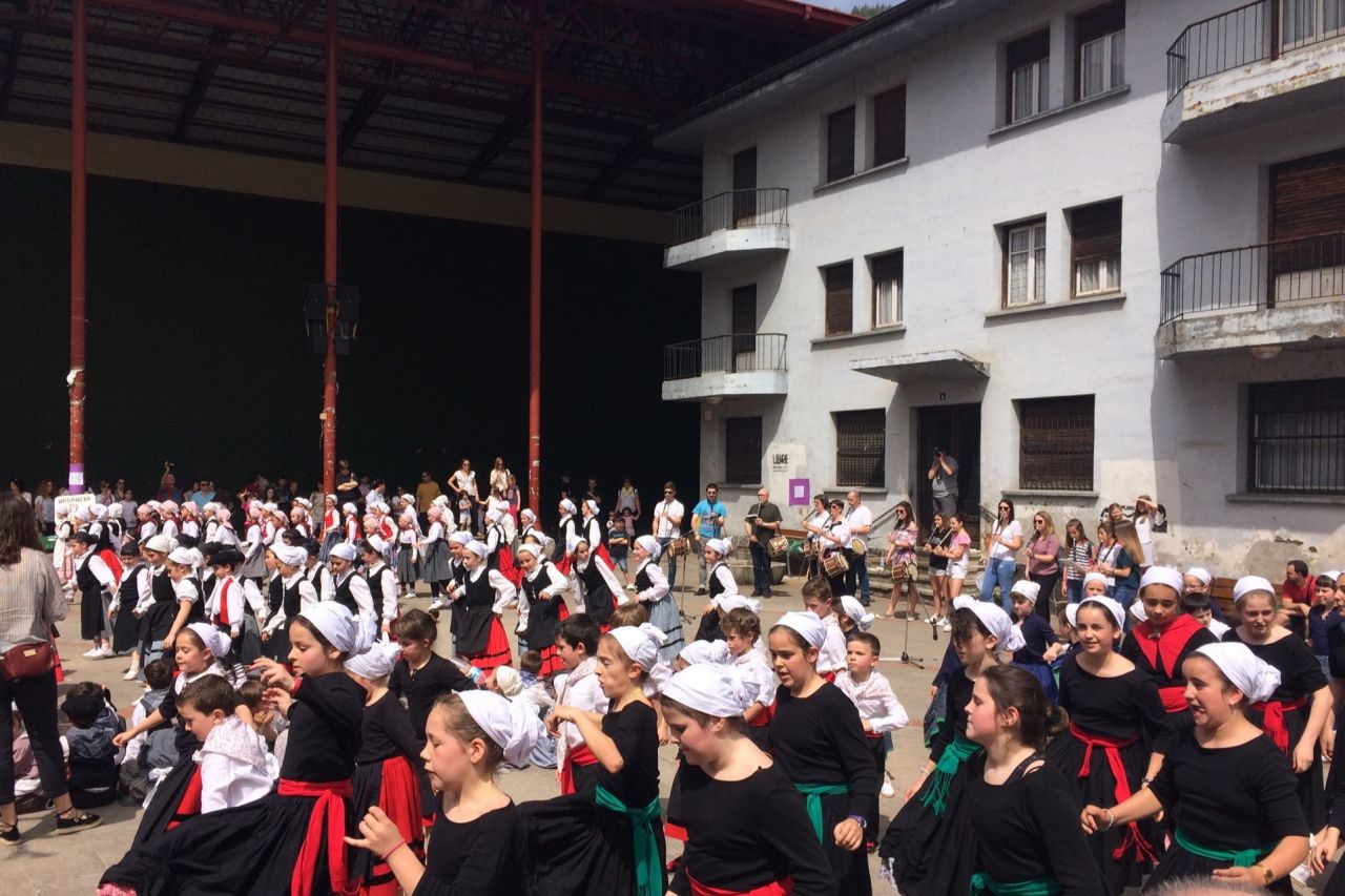 Dantzari Txiki egunak eskualdeko dantzariak elkartuko ditu igandean Legorretan