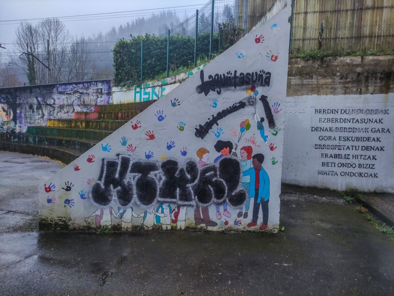 Herrian agertutako pintaketen inguruko udal adierazpena eta auzolanerako deialdia