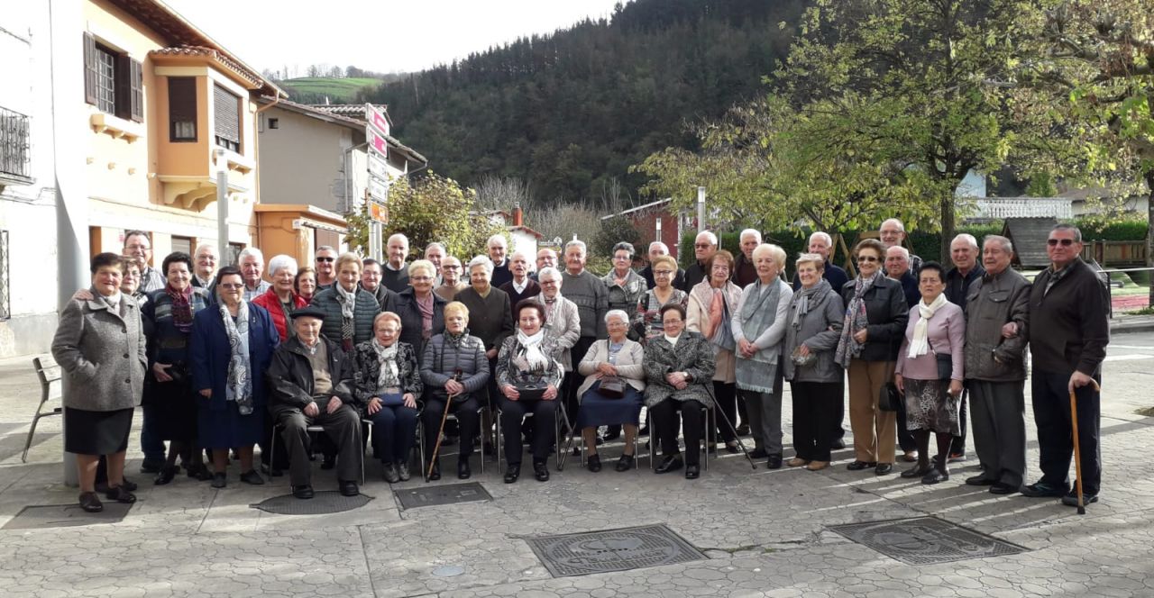80 urtetik gorako herritarrei bazkaria eman die Aldaieta elkarteak
